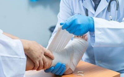 Orthopedic fracture specialist in Pune examining a patient’s injured arm