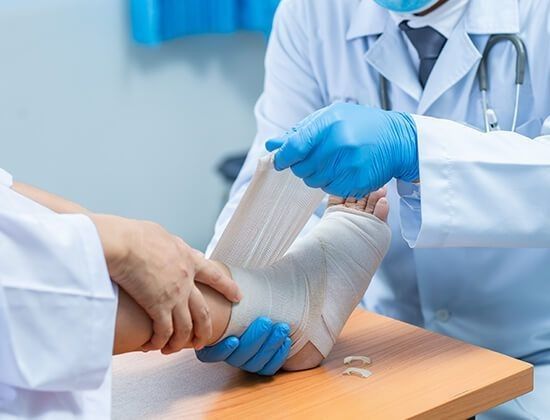 Orthopedic fracture specialist in Pune examining a patient’s injured arm